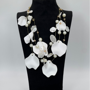 Collar blanco/dorado